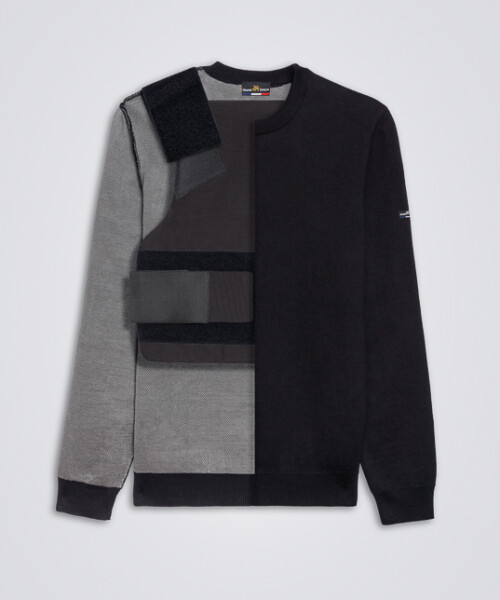 Round-neck sweater with Semper Invicta fastening system